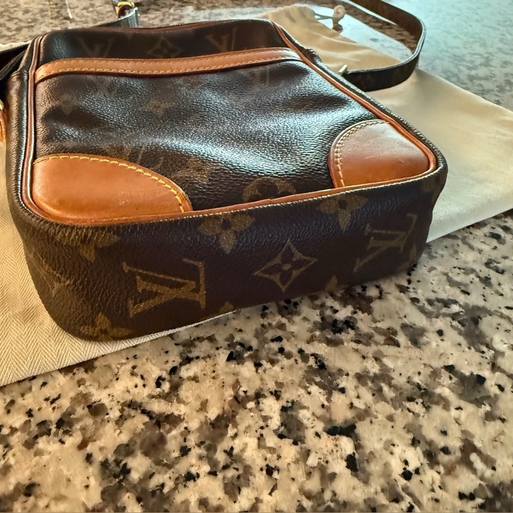 Louis Vuitton Monogram Danube 21 - Picture 5 of 15